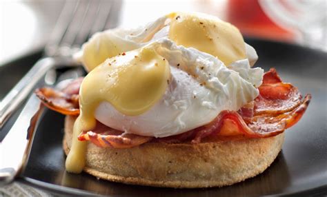 2 muffin inglesi o fette di pane tagliati a metà 2 cucchiaini dia ceto di vino bianco ora non vi resta che comporre le uova alla benedict. Uova alla benedict, la ricetta originale con la salsa ...