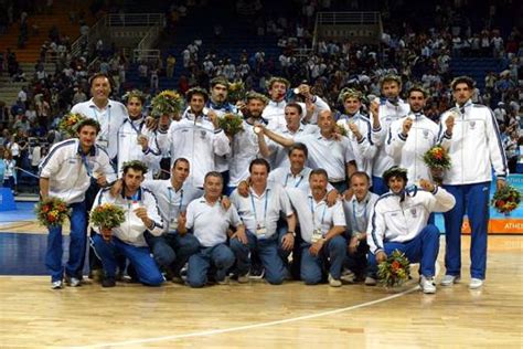 Il basket alle olimpiadi estive del 2004 è stata la sedicesima apparizione dello sport del basket italia e argentina in fase di riscaldamento prima della partita. Basket, Intramontabile Basile: 