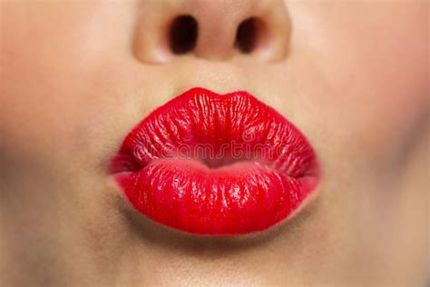 frauenlippen mit dem roten lippenstift der kuss macht stockbild bild von herrlich gesicht