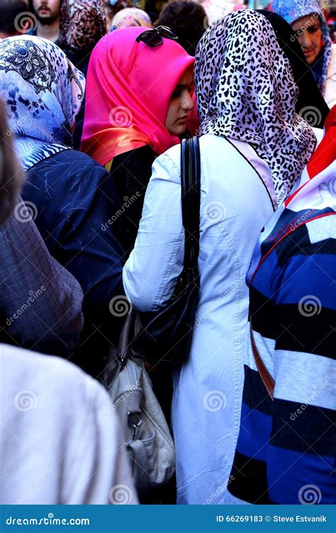 Jonge Turkse Vrouwen Met Sjaals Redactionele Stock Foto Image Of