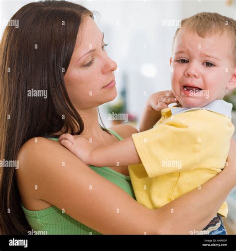 Madre Abrazando A Su Hijo Llorando Fotografías E Imágenes De Alta