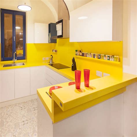 Mutfak Dolaplari Akrelik Beyaz Tezgah Corian Renk Imperial Yellow