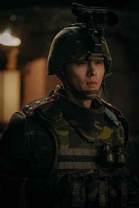 Özellikle hyun bin'i secret garden dan sonra ilk deda bir diziye role çok yakıştırdım. Crash Landing On You Photos Of Hyun Bin As Captain Ri Jung ...