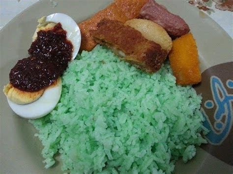 Nasi lemak cik chom turut digelar nasi lemak hijau kerana warnanya selain dimasak bersama daun pandan bagi menaikkan aromanya menurut pemiliknya, shukri rahim. Nasi Lemak Hijau Dahlia's Kitchen - YouTube