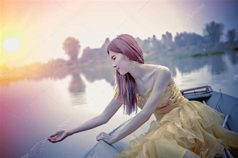 Asia Beautiful Woman In Yellow Dress Sit On Boat — Stock Photo