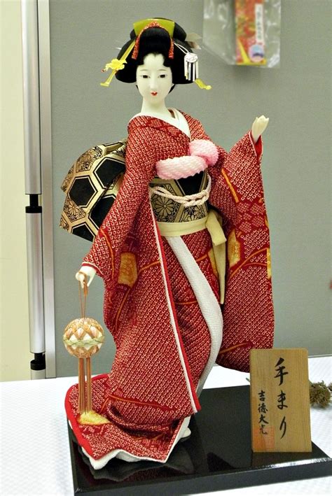 And a guy can be beautiful too! Local style: Beautiful Japanese dolls in traditional dresses