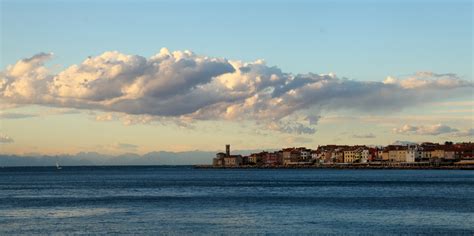 Vi var alla lite ringrostiga då, men framför allt saknade vi några i vår ordinarie besättning på grund av pandemin. Blick auf Izola Slowenien... Foto & Bild | landschaft ...
