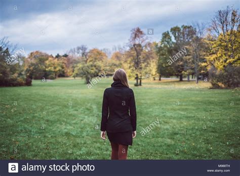 Mujer Andando De Espaldas Fotografías E Imágenes De Alta Resolución Alamy