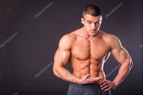 Мускулистый мужчина держит таблетку — Стоковое фото © aallm #68812517