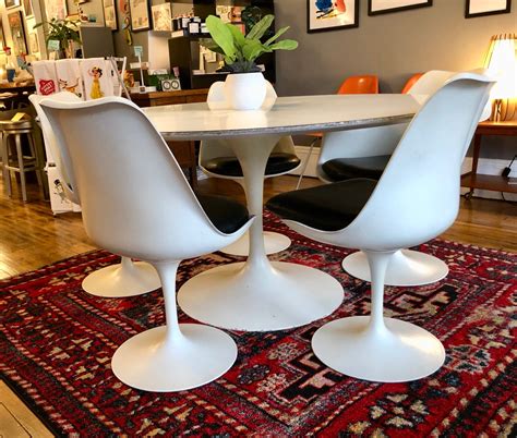 With the pedestal collection, eero saarinen vowed to eliminate the slum of legs found under chairs and tables with four legs. Vintage Saarinen Tulip Table and Chairs for KNOLL 54″ | Circa