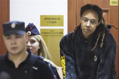 Brittney Griner è libera lascia la Russia scambio di prigionieri con il trafficante di armi