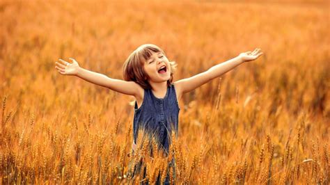 Смайлик счастливая девушка носит синее платье стоя в сухой траве поле