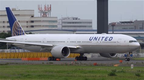 United Airlines Boeing 777 300er N2332u Landing And Takeoff Nrtrjaa