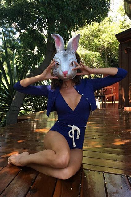 Смело и сексуально Виктория Бекхэм позирует в откровенном боди и маске кролика Фото
