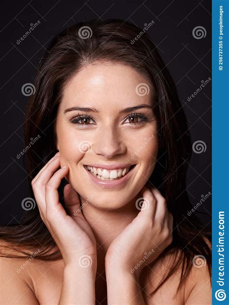 cascadeur souriant une belle brune nue devant un fond noir image stock image du attrayant
