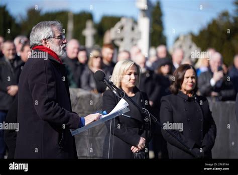 Gerry Adams Ancien Dirigeant De Sinn Fein à Gauche Assiste Aux Funérailles De Rita O Hare
