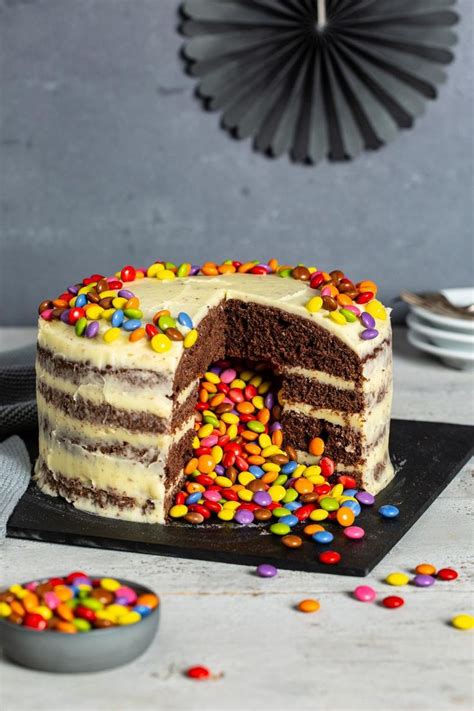150 g zucker 1 pck. Surprise, surprise! Piñata Kuchen mit bunter Füllung ...