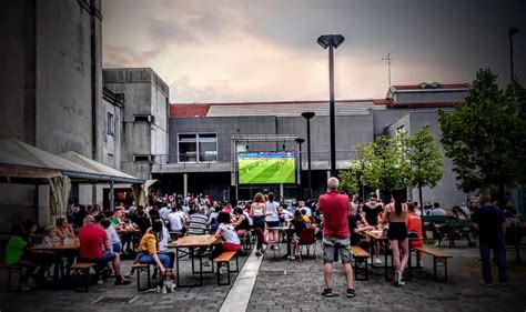 Solo la coppa del mondo di calcio fifa potrebbe raccogliere più interesse in italia. Europei di calcio: a Rovello megaschermo per Italia-Galles ...