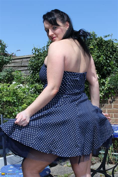 Chubby British Housewife Getting Naughty In The Garden