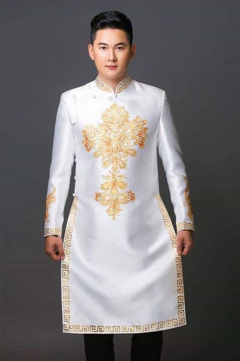 Đến những năm 1900, thì áo dài đã không còn là dạng áo ngũ thân rườm rà mà quy lại chỉ còn hai vạt. Áo dài nam trắng họa tiết vàng hiện đại - Hoài Giang shop