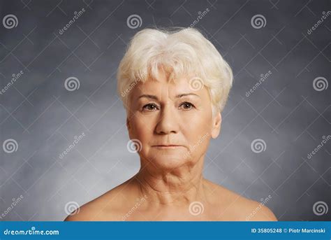Porträt Einer Alten Nackten Frau Stockfoto Bild von porträt sauber