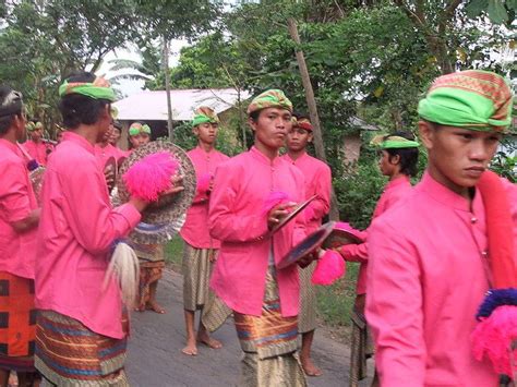 Dengan suara yang ramai pertunjukan gendang beleq sangat menghibur. LOMBOK MIRAH SASAK ADIE: GENDANG BELEQ SUKU SASAK LOMBOK