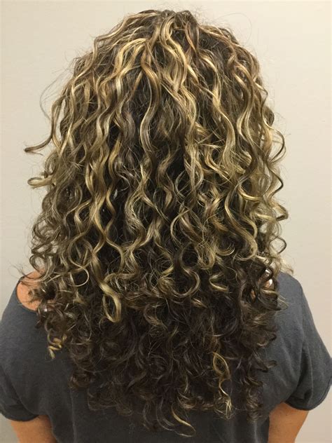 Such A Pretty Curl Pattern Blonde Highlights Curly Hair Curl Pattern Shaggy Curls Curly