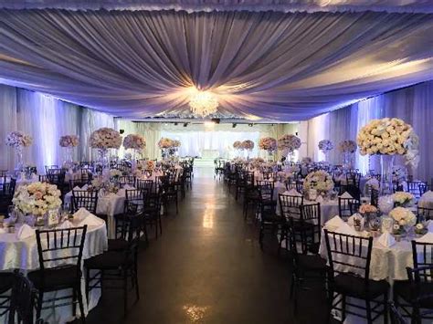 white house banquets   center officiant guy