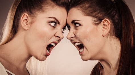 Deux Femmes Agressives Ayant Discutent Le Combat Photo Stock Image Du