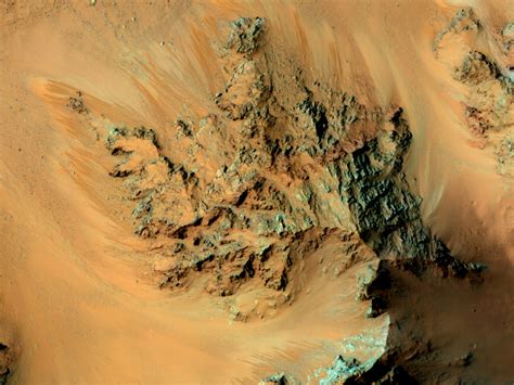 Marss Mascara Like Streaks May Be Caused By Slush And Landslides