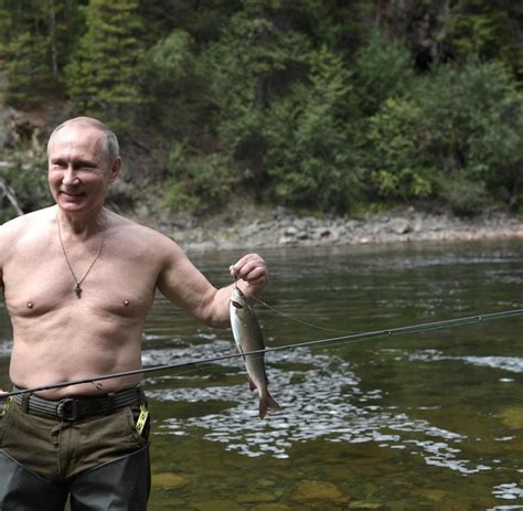 Urlaubsfotos Von Wladimir Putin Diesmal Posiert Er Am Bergsee Welt
