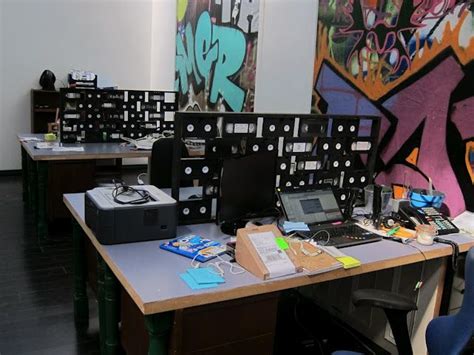 Upcycled Vhs Tapes Being Used As Desk Dividers Lejlighed Gør Det Selv