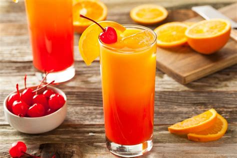 Tequila Sunrise: The Recipe and the Doses of a Refreshing and Colored Long Drink | Cookist.com