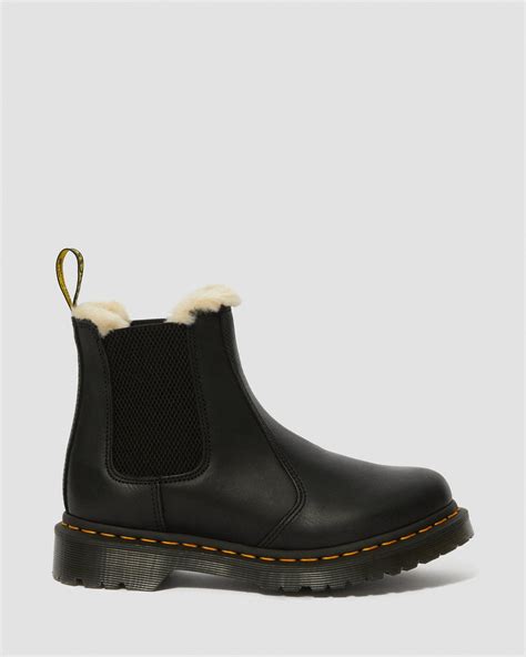 Ob chelsea boots in schwarz mit klassischer silhouette, chunky boots mit blockabsatz für coolen streetstyle oder elegante chelsea boots mit absatz zum ausgehen, unsere hochwertigen lederschuhe sind die ideale ergänzung für jedes outfit. Dr. Martens Winterstiefel | 2976 Leonore Leder Chelsea ...