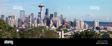 Seattle Washington Skyline Panorama And Mt Rainier Stock Photo Alamy