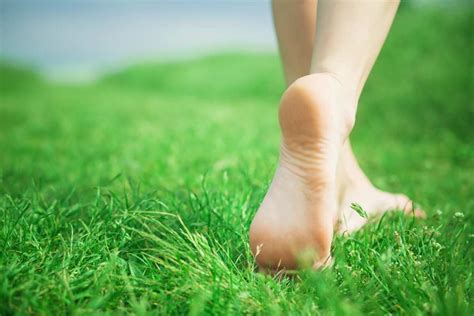 Barefooting I Benefici Della Camminata A Piedi Nudi