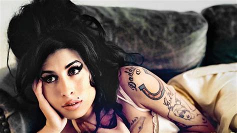 Ha esordito nel mondo della musica pubblicando, nel 2003, per l'etichetta discografica island, l'album frank, che riscuote un buon successo di pubblico e critica. Pictures: Amy Winehouse's last photoshoot