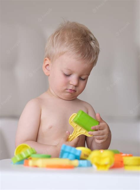 Niño Jugando Con Plastilina O Masa De Plastilina De Colores Foto Premium