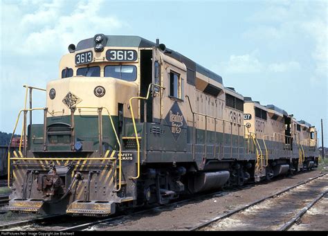 Railpicturesnet Photo Read 3613 Reading Emd Gp30 At Harrisburg