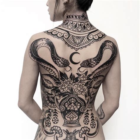 amazing-snakes-tattoo-on-back-back-tattoo-women,-full-neck-tattoos