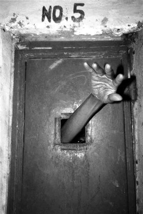 These 31 Disturbing Asylum Photos From The Past Will Give You The