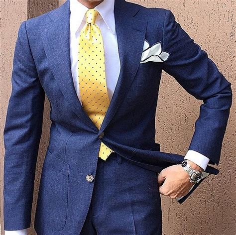 great way to accent the tie with the pocket square someone really knows how to get it done