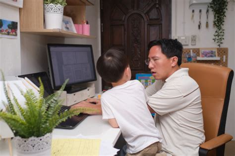 Chico Asiático Quiere Jugar Con Su Padre Ocupado Trabajando En Casa