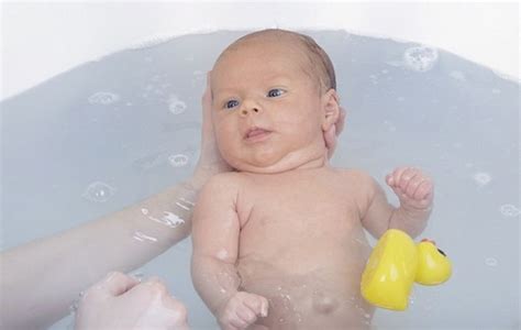 Read on to learn the process and other things you 2.fill your bathtub with water. How to bathe a newborn - Medical diagnosis