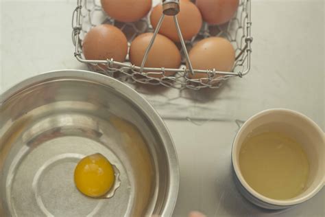 A Simple Illustrated Guide On How To Separate Egg Yolks And Egg Whites