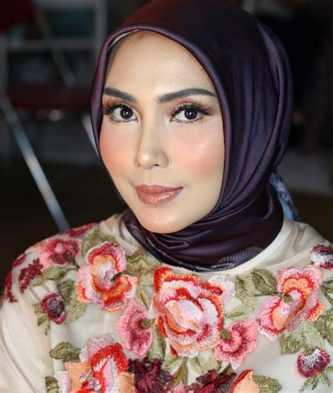 10 Potret Anggun Fenita Arie Dalam Balutan Hijab Adem Banget