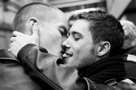 Romantic Gay Men Kissing Naked Naxretheperfect