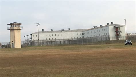 In alabama state inmates are kept in federal prisons and in alabama state prisons. 3 injured in assault involving 11 inmates at Holman prison ...