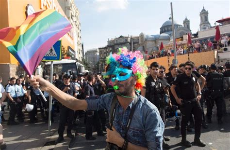 Istanbul Wasserwerfer und Tränengas gegen Homosexuellenparade