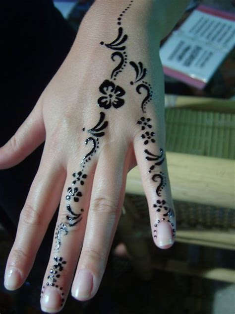Pin By Darmy Waqo On Diys Simple Henna Tattoo Beginner Henna